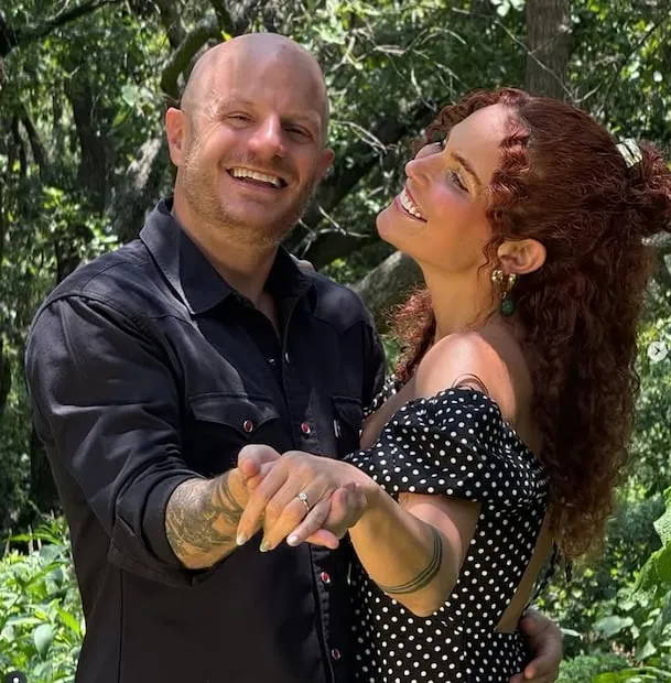 Facundo y su novia Delia comparten en redes que se han comprometido.