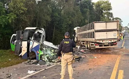 Fallecen 22 personas tras choque frontal entre un autobús y un camión en el sur de Kenia; pasajeros acudían a un entierro