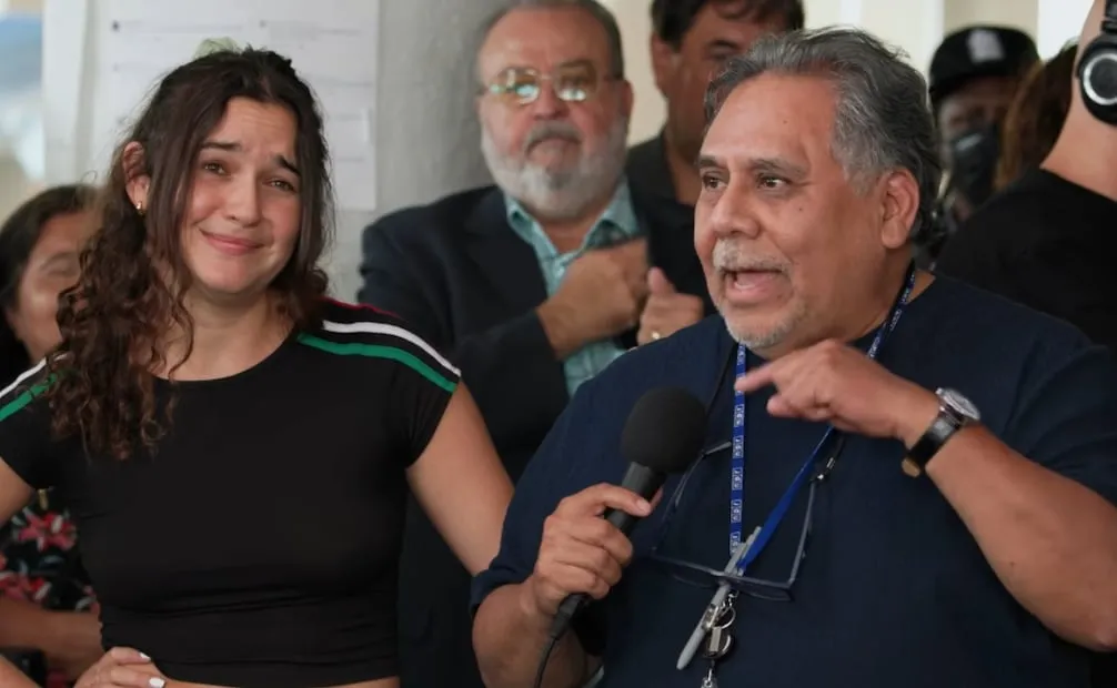 Anamaria Sayre y Félix Contreras de Alt.Latino. Foto: Captura de pantalla / YouTube (15/10/2026)