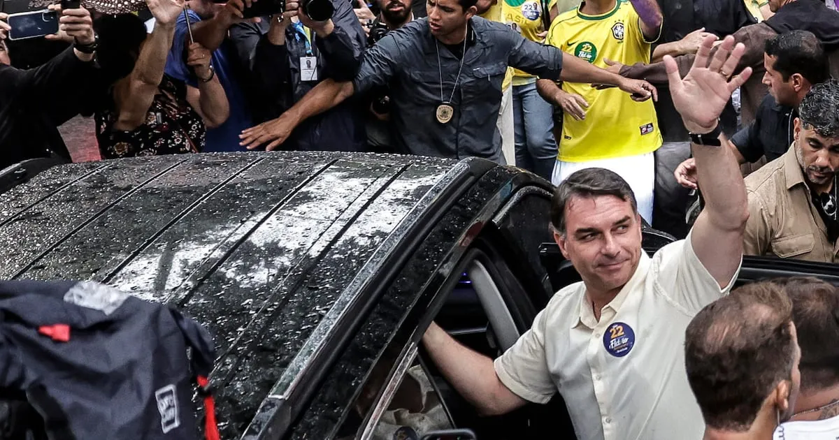 Flávio Bolsonaro aplica un ‘patitas pa’ que las quiero’: ‘Huye’ a EU tras perder elección