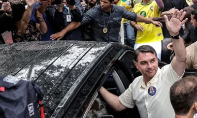 Flávio Bolsonaro aplica un ‘patitas pa’ que las quiero’: ‘Huye’ a EU tras perder elección
