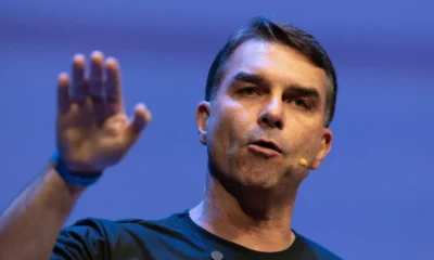 Flávio Bolsonaro partió de Argentina hacia Ecuador en vuelo privado; gobierno argentino afirma que ingresó sin impedimento legal
