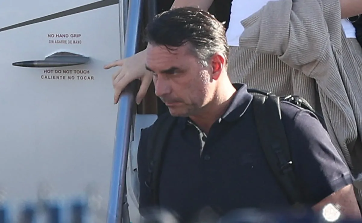 Flávio Bolsonaro, quien huyó a EU, se declara "verdadero presidente electo de Brasil" y acusa "fraude"; luego corrige carta
