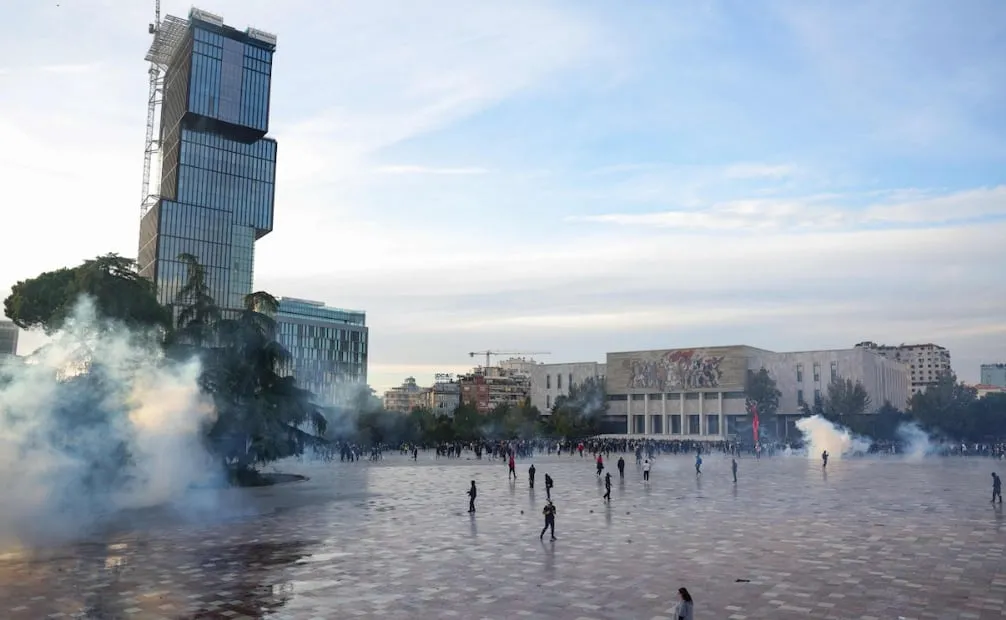 Las protestas son derivadas por estudiantes para exigir un mayor apoyo a la educación y la dimisión del primer ministro, en Tirana, Albania. Foto: AFP