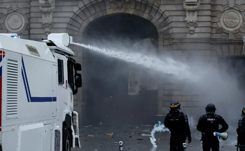 La policía utiliza un cañón de agua tras una manifestación contra el aumento del costo de vida en Rennes, Francia. Foto: AP