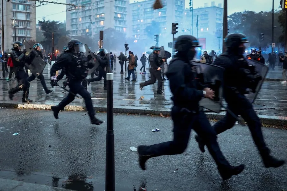 Policías y manifestantes se enfrentan, durante la jornada de protestas de este sábado. FOTO: SAMEER AL-DOUMY. AFP