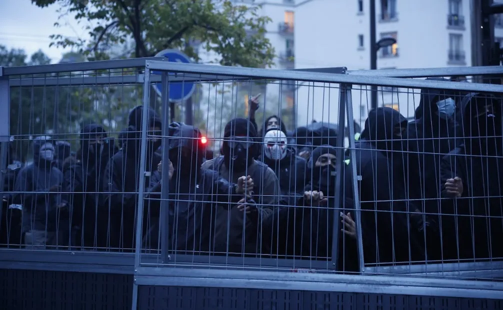 Manifestantes se enfrentan a la policía antidisturbios durante una protesta contra el aumento del costo de vida y los recortes en los servicios públicos en París, Francia. Foto: EFE