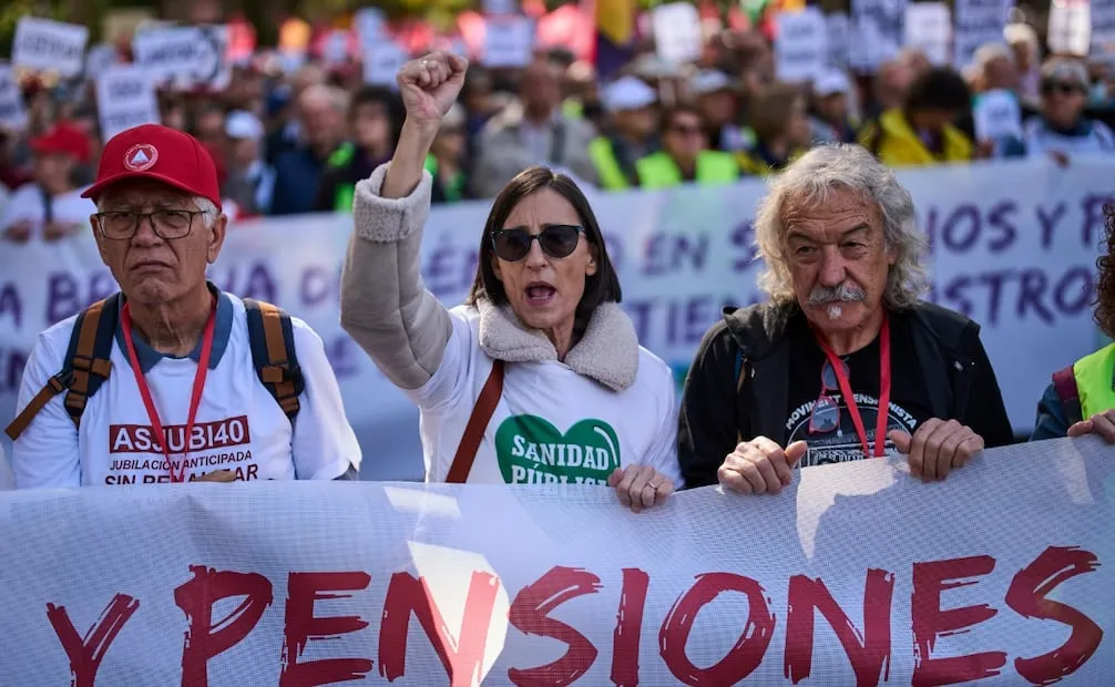 Pensionistas y simpatizantes se manifiestan en Madrid, España, el sábado 24 de octubre. Foto: AP