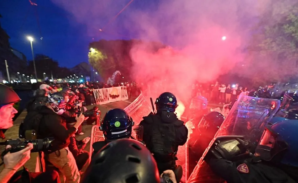 Surgen tensiones entre manifestantes y la policía durante una protesta contra el rearme, los elevados precios del combustible y los centros de datos. Foto: EFE