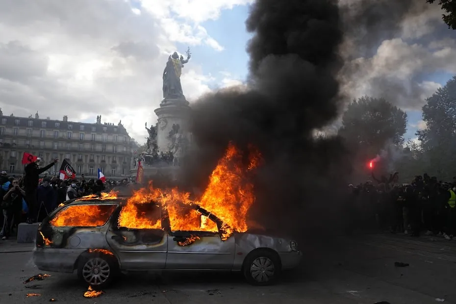 Un carro arde en la plaza de la República, durante las protestas del 17 de octubre en París. FOTO: THIBAULT CAMUS. AP
