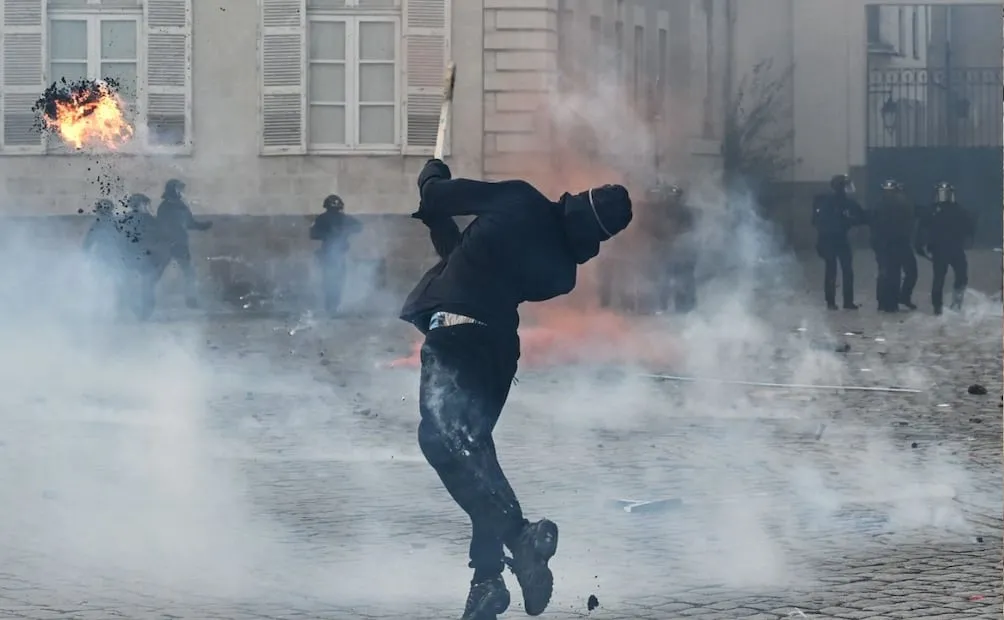 Un manifestante lanza material incendiario durante una manifestación para protestar contra el "alto costo de vida" en Nantes, al oeste de Francia, el 17 de octubre de 2026. Foto: AFP