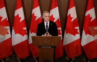 El primer ministro canadiense Mark Carney ofrece una declaración el domingo 18 de octubre de 2026 en la Colina del Parlamento, Ottawa, tras un incendio mortal en la base militar de Wainwright, provincia de Alberta. (Foto: Patrick Doyle/The Canadian Press vía AP)