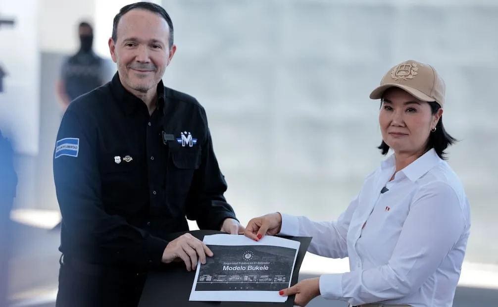 El ministro de Seguridad Pública y Justicia de El Salvador, Gustavo Villatoro (i), entrega a la presidenta de Perú, Keiko Fujimori, un documento con información "del proyecto de seguridad pública de El Salvador, modelo Bukele". (29/10/26) Foto: EFE