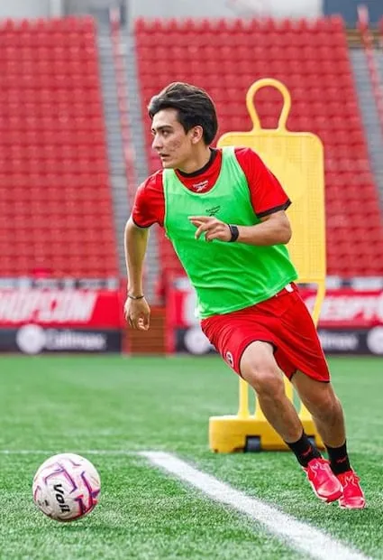 Gilberto Mora con los botines que le regaló Lionel Messi / Foto: Especiales