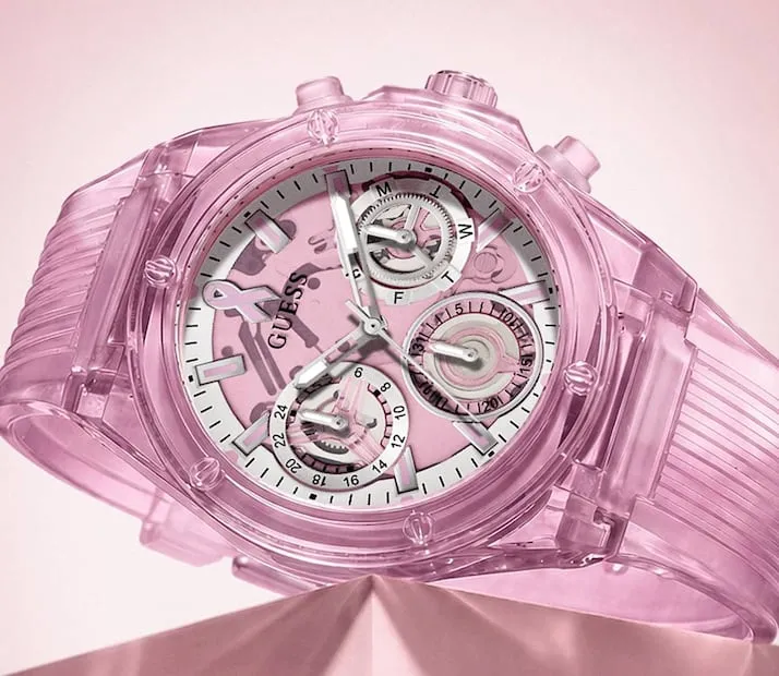Ambos relojes tienen correas transparentes, una apuesta moderna y fresca. Foto: Cortesía Guess Watches