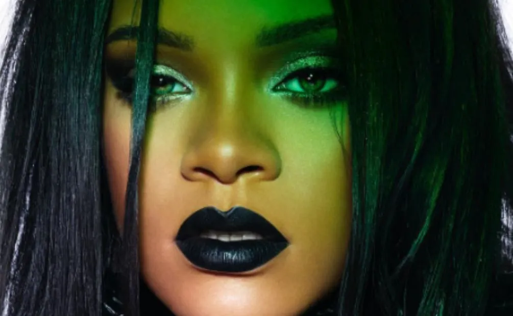 Labios completamente negros. Foto: Instagram @badgalriri
