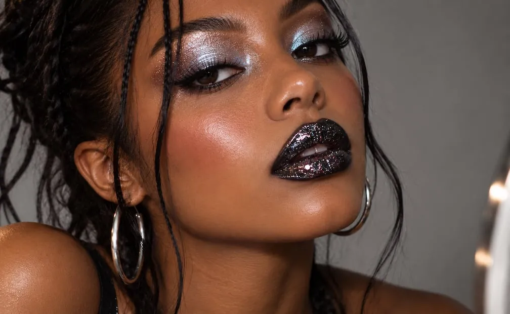 Labios negros con glitter. Foto: Imagen generada con IA