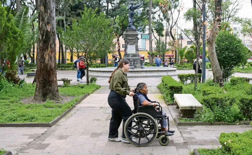 Hay más adultos mayores en México; el sector crece entre el aislamiento, discapacidades y pensiones en riesgo