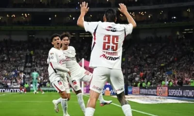 Hugo Sánchez recibe espectacular homenaje en CU; Pumas reconoce su trayectoria