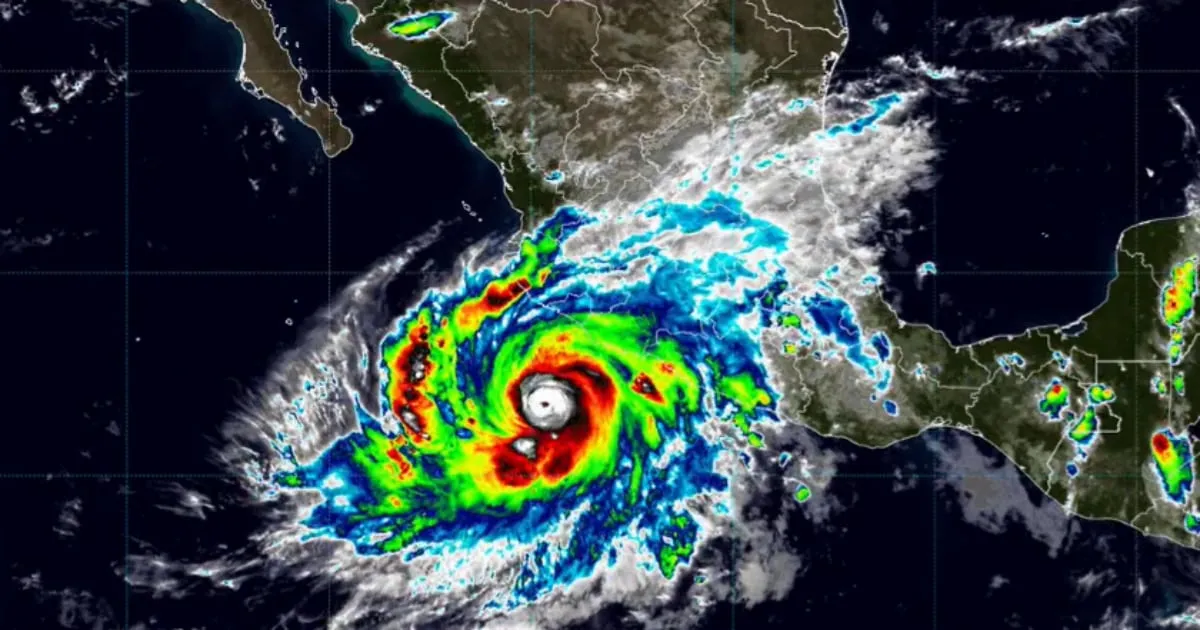 Huracán ‘Simón’ amenaza 4 estados: Suspenden actividades en Jalisco, Nayarit, Michoacán y Colima