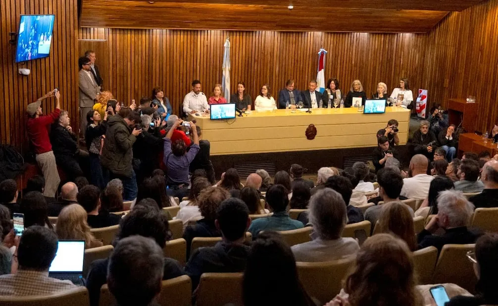 Personas asisten a una conferencia de prensa donde el Equipo Argentino de Antropología Forense (EAAF) anunció que identificó a nueve personas desaparecidas durante la última dictadura, en la provincia de Córdoba, Argentina. Foto: EFE