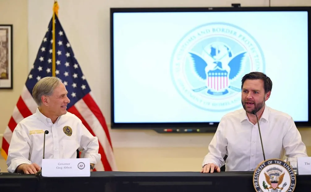 JD Vance ha estado en la frontera sur de su país con México. En la imagen con el gobernador de Texas, Greg Abbot. Foto: AFP