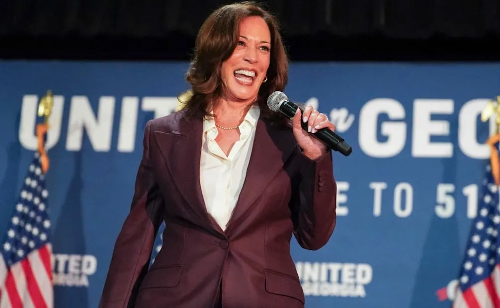 La exvicepresidenta Kamala Harris se dirige a simpatizantes demócratas durante un mitin en la Universidad Clark Atlanta, el 29 de octubre de 2026, en Atlanta, Georgia. Kamala Harris realiza campaña junto al senador Jon Ossoff antes del último fin de semana de votación anticipada. Foto: Megan Varner/Getty Images/AFP