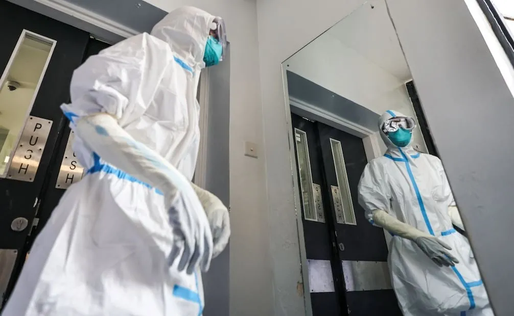 Un trabajador sanitario keniano, equipado con equipo de protección individual (EPI) completo, camina por el interior de una unidad de aislamiento designada para el ébola durante una visita para los medios a las instalaciones de preparación contra el ébola del ala este del Hospital de Nairobi. Foto: EFE