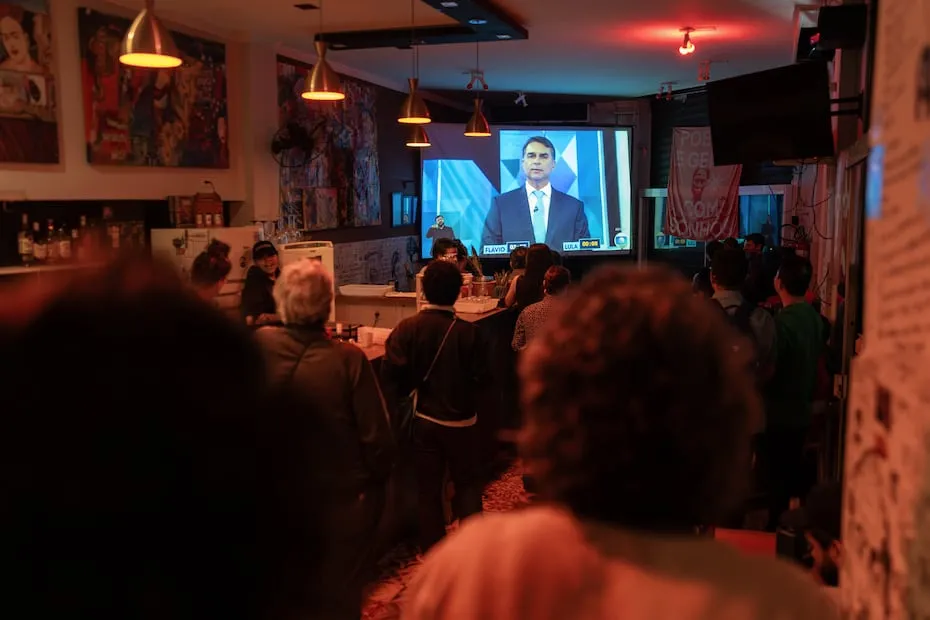 Personas observan una trasmisión del debate entre el presidente de Brasil y candidato a la reelección, Luiz Inácio Lula da Silva, y el candidato de la oposición Flávio Bolsonaro, este viernes 23 de octubre de 2026 en Sao Paulo, Brasil. Foto: EFE/ Isaac Fontana