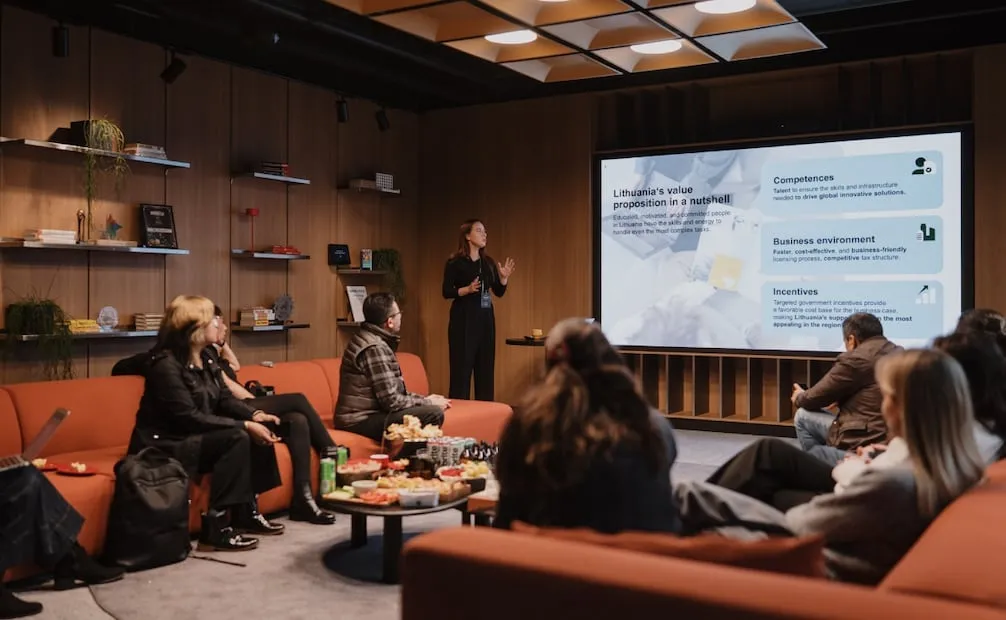Más allá de los conocimientos técnicos, las empresas valoran cada vez la capacidad de utilizar herramientas de IA y trabajar con equipos y mercados internacionales. Foto: Hostinger
