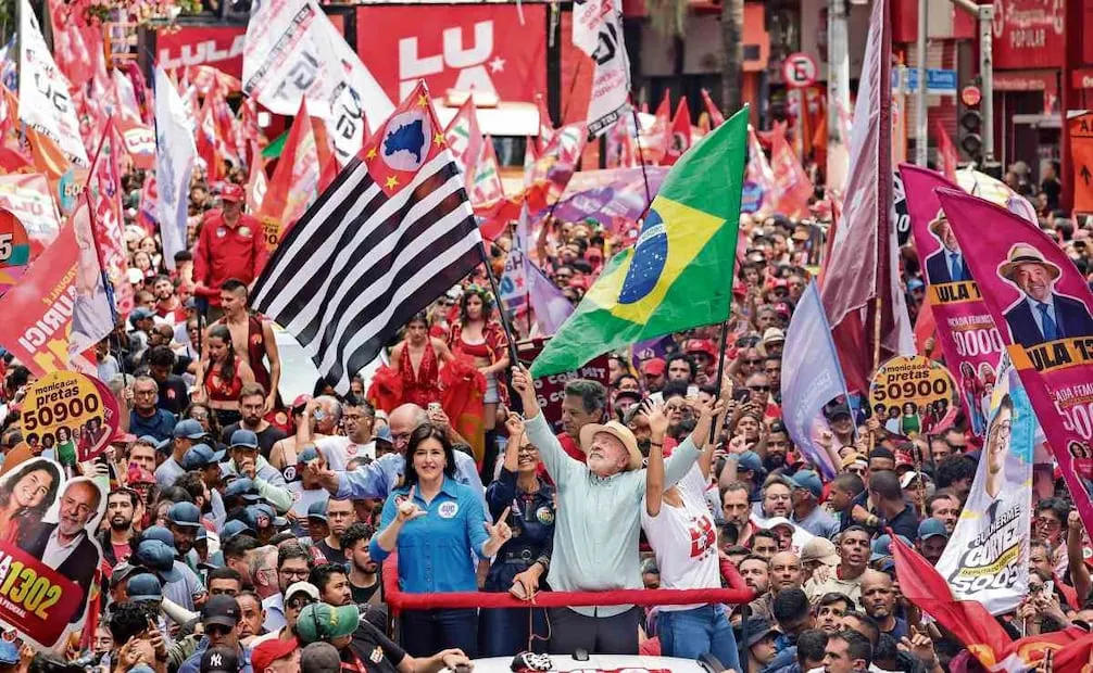 El presidente de Brasil y candidato a la reelección, Luiz Inácio Lula da Silva (centro), junto a la candidata al Senado Simone Tebet (izq.) en una caravana en Sao Paulo. Foto: SEBASTIAO MOREIRA/EFE
