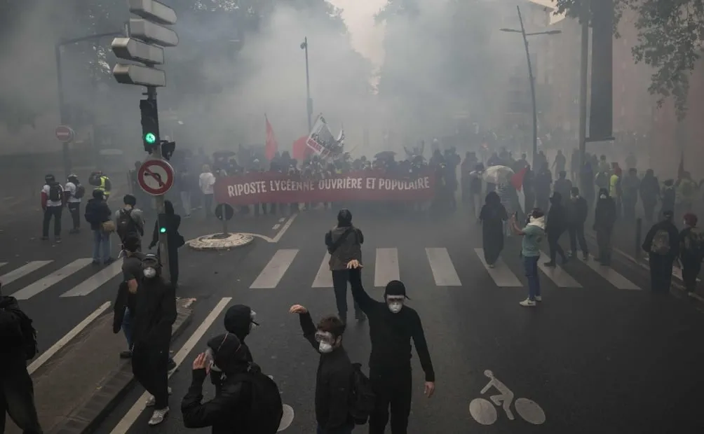 Los manifestantes sostienen una pancarta que dice "Resistencia de la escuela secundaria, la clase trabajadora y el pueblo" durante una manifestación para protestar contra el "alto costo de la vida", en Toulouse. Foto: AFP