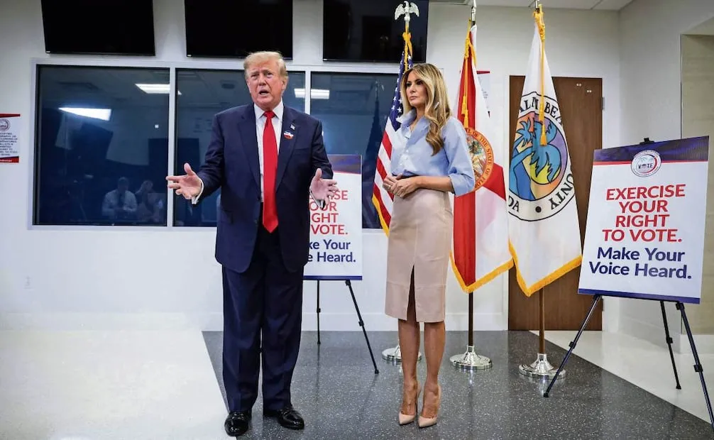 El presidente estadounidense, Donald Trump, y su esposa Melania, en un centro de votación en Palm Beach, donde emitieron ayer su voto anticipado para las elecciones de medio término. Foto: AFP