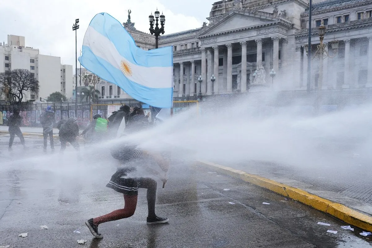 Manifestantes y policías chocan en Argentina; protestan por recortes de Milei a universidades