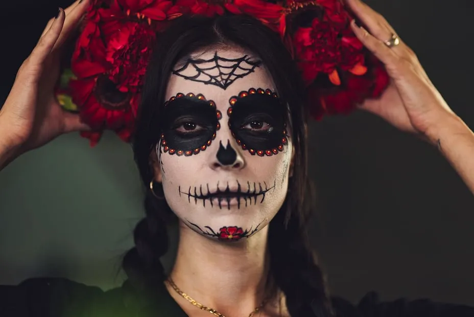 Aprende a proteger tu piel antes de utilizar productos de caracterización. Foto: Pexels.