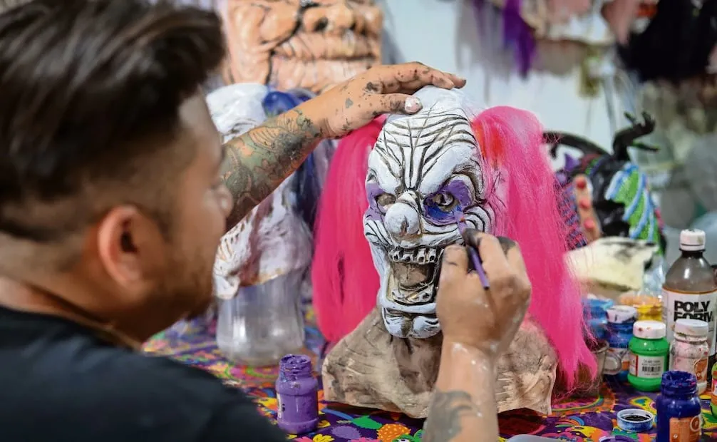 Cada pieza se detalla minuciosamente mediante el pintado a mano y la colocación de cabello. Foto: Luis Camacho