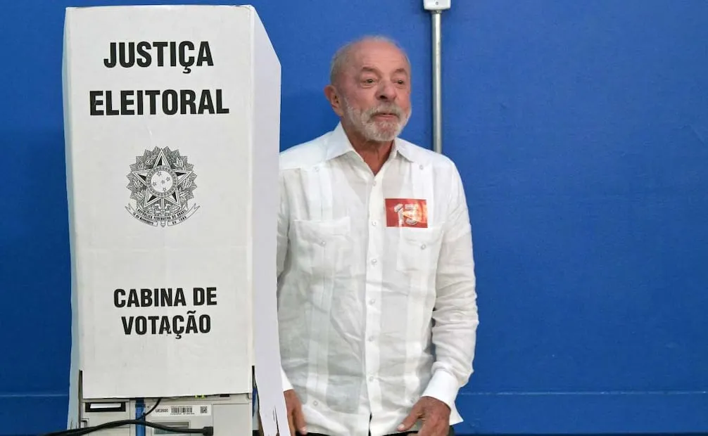 El presidente de Brasil y candidato a la reelección por el Partido de los Trabajadores (PT), Luiz Inácio Lula da Silva, hace gestos en un centro de votación durante la segunda vuelta de las elecciones presidenciales en São Bernardo do Campo, en el estado de São Paulo, Brasil, el 25 de octubre de 2026. Lula da Silva se enfrenta al senador de derecha Flávio Bolsonaro en una segunda vuelta que determinará si Brasil sigue siendo una de las pocas naciones de izquierda en la región o si se suma a un giro regional hacia la derecha, impulsado por el presidente de Estados Unidos, Donald Trump, aliado de Bolsonaro. Foto: AFP