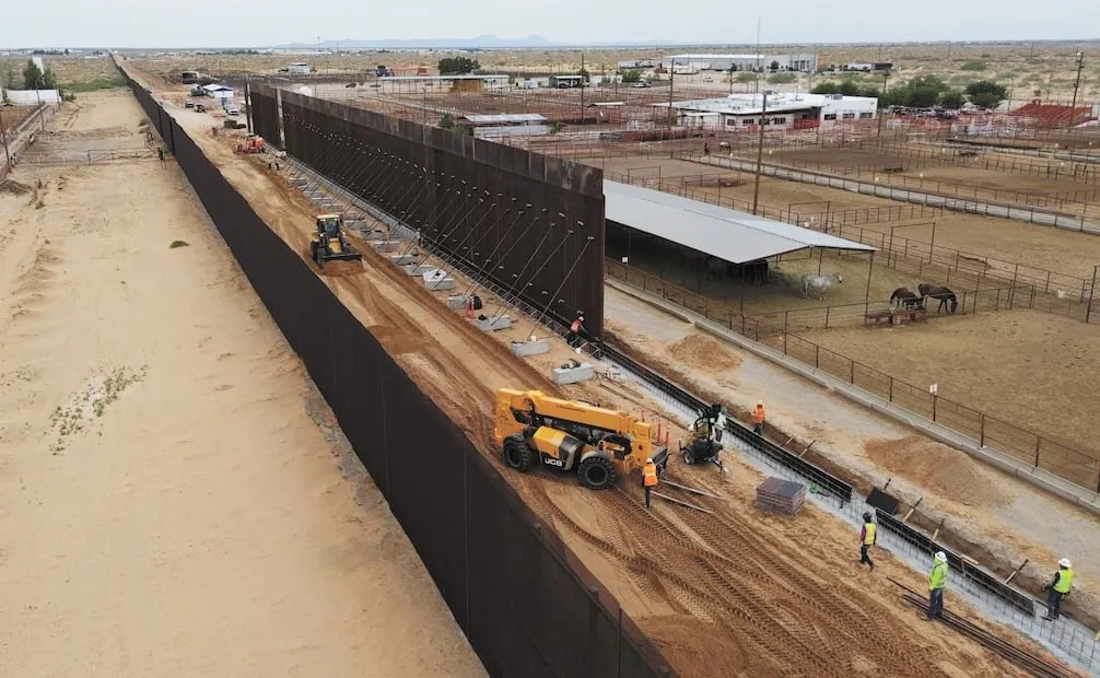 Según el mandatario se han construido más de 3 mil 200 kilómetros de muro fronterizo.
Foto: Christian Torres / EL UNIVERSAL