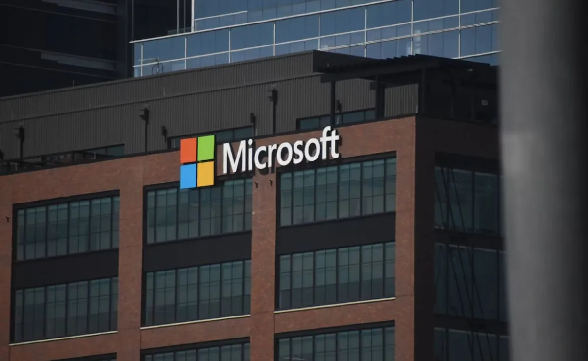 Microsoft propone retiros voluntarios a 60 mil empleados en EU, Canadá, India y Reino Unido; busca recortar costos