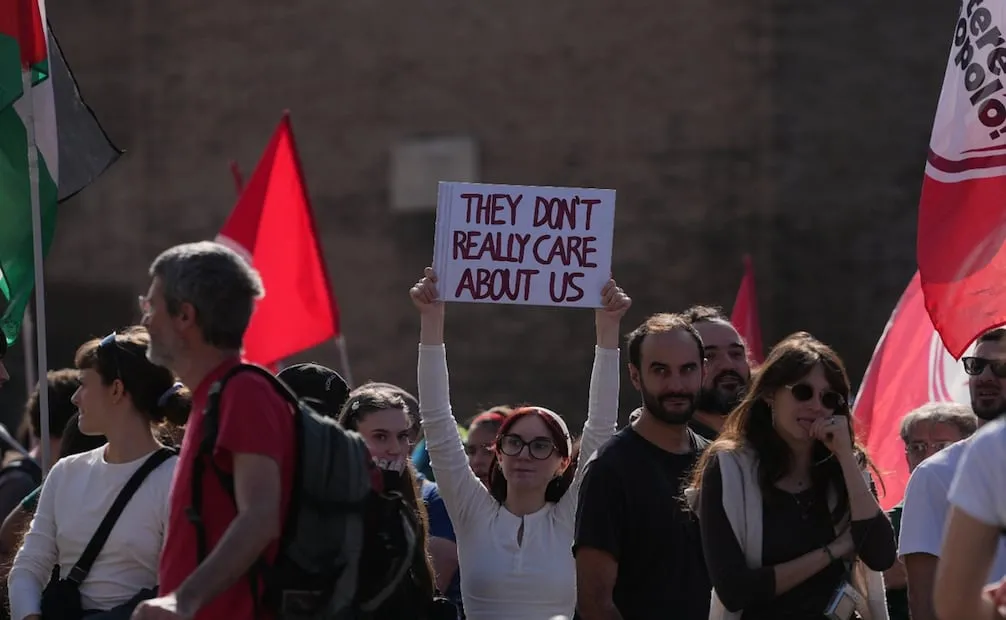 Jornada de protestas en Italia contra el alto costo de la vida y el gasto en defensa. Foto: AP
