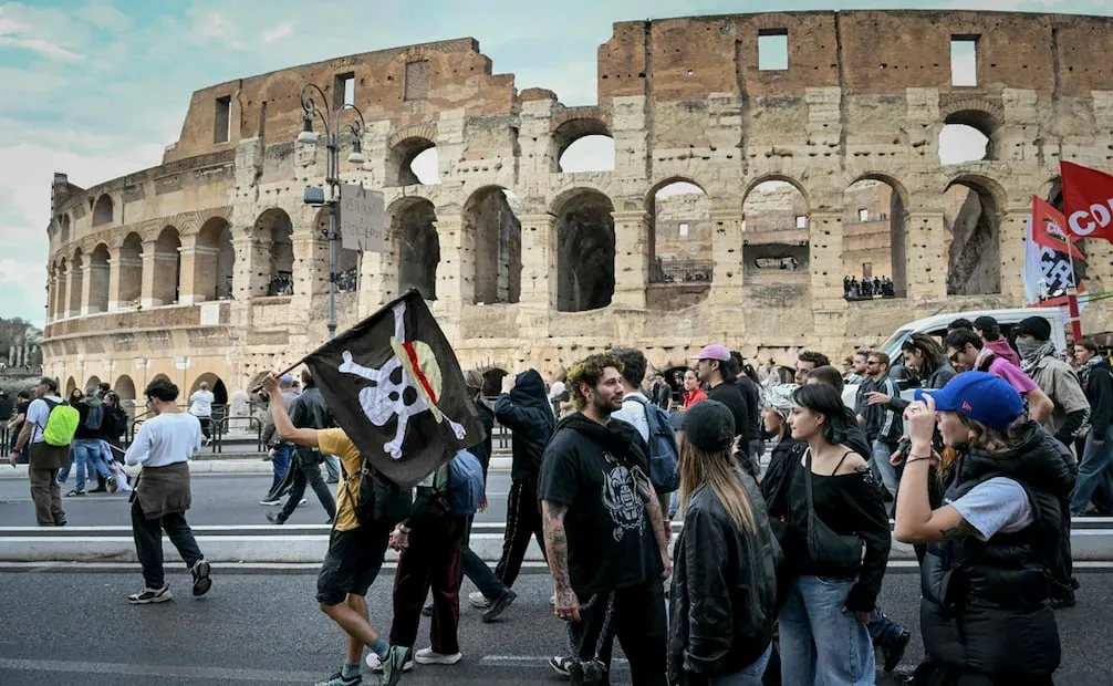 Jornada de protestas en Italia contra el alto costo de la vida y el gasto en defensa. Foto: AFP