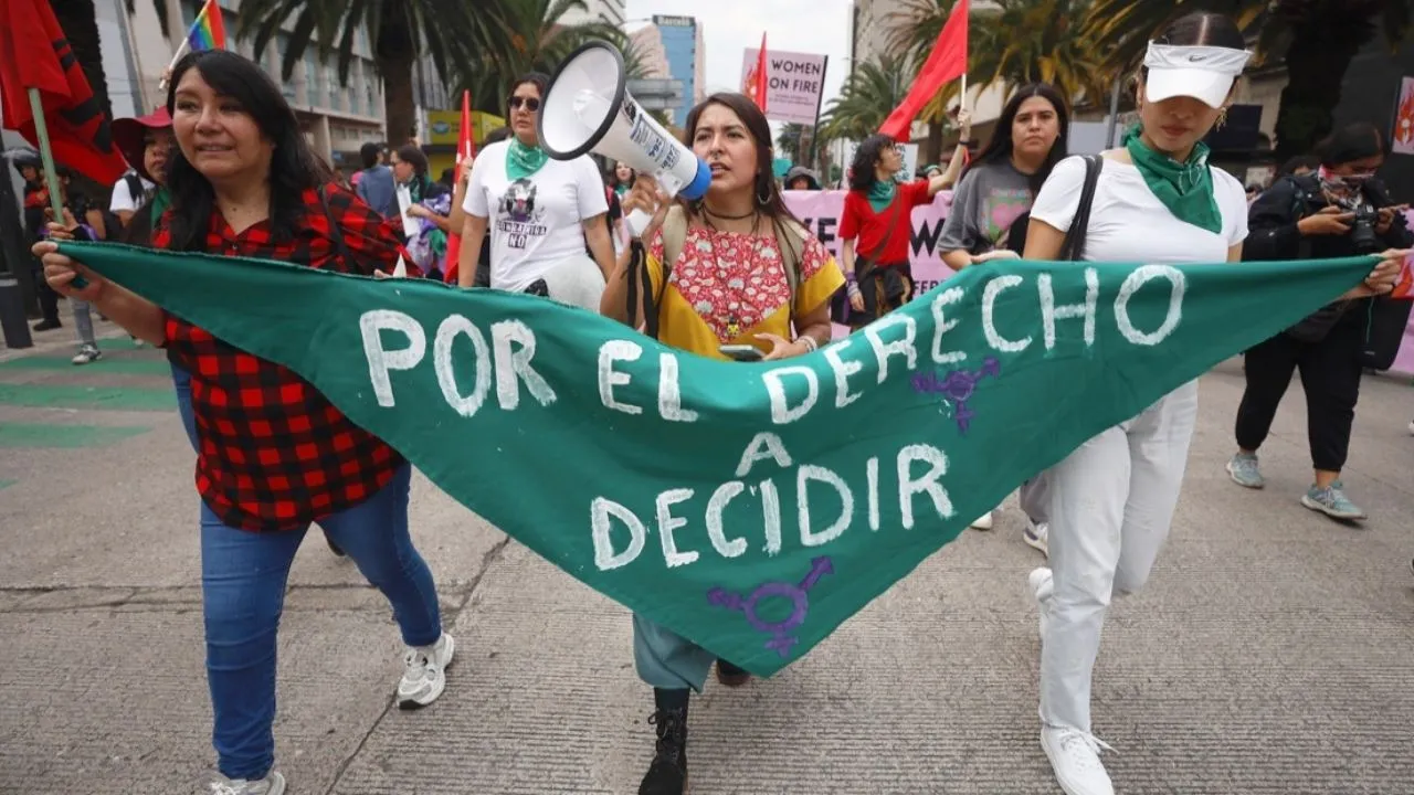 Miles marchan en México para pedir más apoyo a mujeres embarazadas y medidas contra la violencia familiar