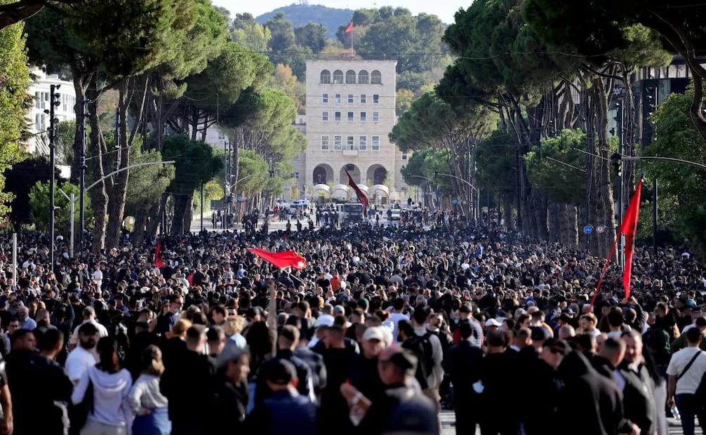 Manifestantes se reúnen durante concentración antigubernamental en Tirana, Albania. Foto: AP