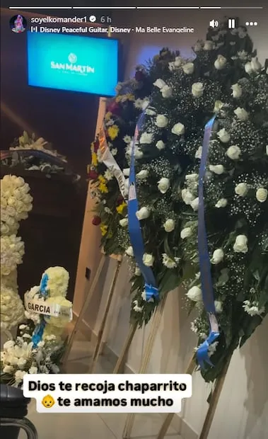 El Komander comparte momento personal en el velorio de su hijo menor.