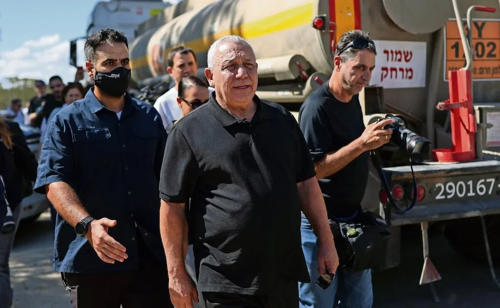 El exjefe del Estado Mayor de las Fuerzas de Defensa de Israel y líder del partido Yashar, Gadi Eisenkot, visita el monumento conmemorativo a las víctimas del atentado contra el festival de música Nova cerca de Re’im, en el sur de Israel, el 7 de octubre. Foto: ATEF SAFADI/EFE