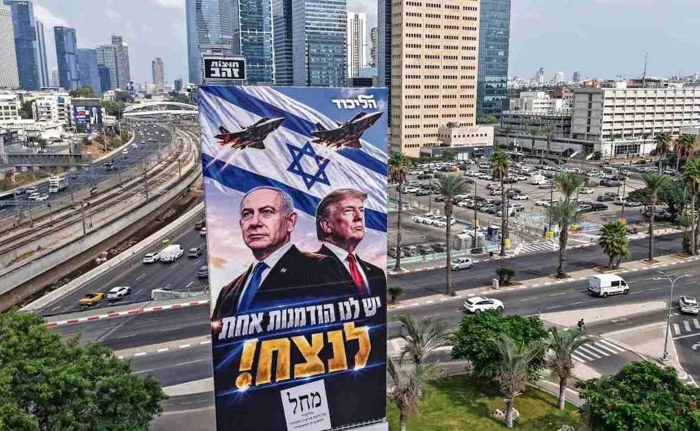 Una vista aérea muestra un cartel de campaña en Tel Aviv en el que aparecen el primer ministro Netanyahu y el presidente Trump, en vísperas de las elecciones en Israel. Foto: JACK GUEZ. AFP