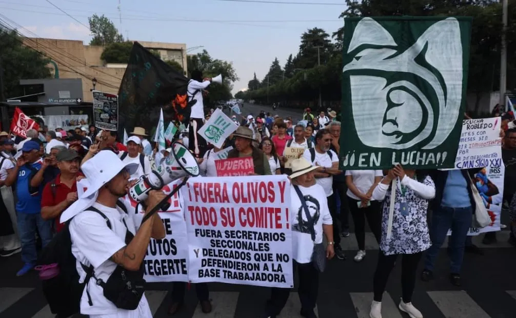 Pie de Foto: Marcha por trabajadores del IMSS, desde el Hospital General Siglo XXI, Ciudad de México, 30/10/2026. Foto: Luis Camacho.