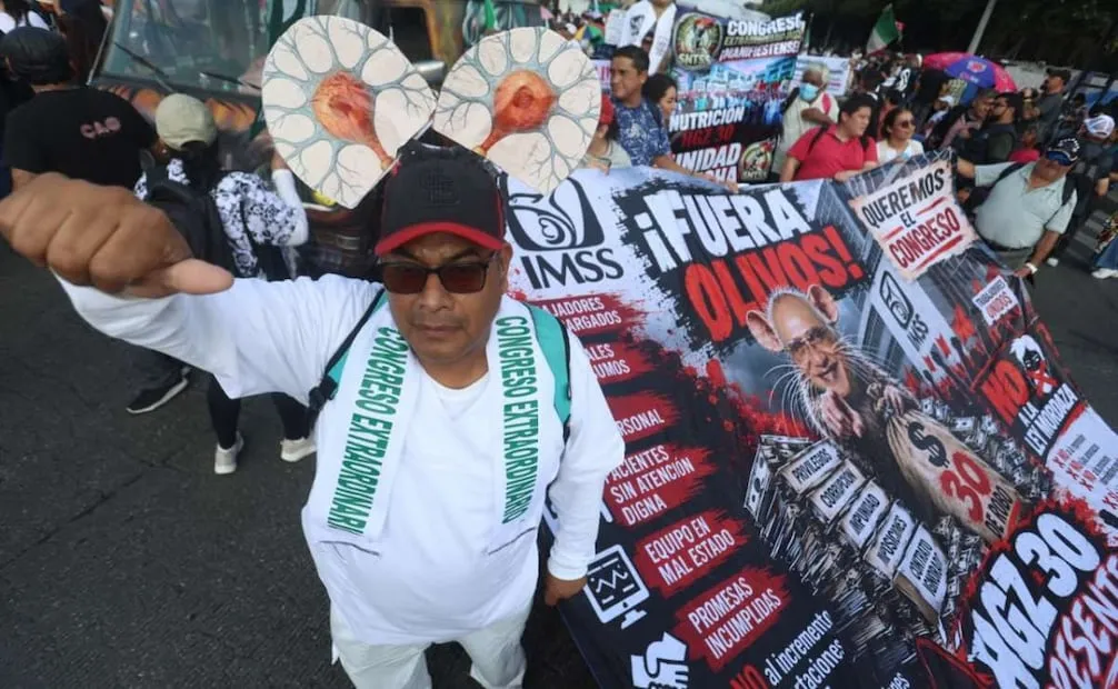 Pie de Foto: Marcha por trabajadores del IMSS, desde el Hospital General Siglo XXI, Ciudad de México, 30/10/2026. Foto: Luis Camacho.