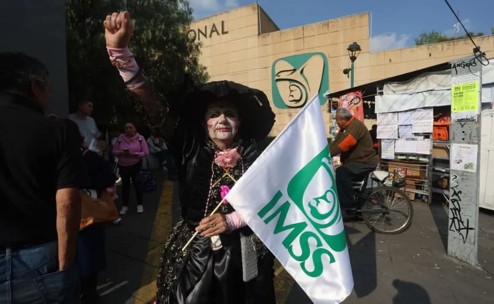 Pie de Foto: Marcha por trabajadores del IMSS, desde el Hospital General Siglo XXI, Ciudad de México, 30/10/2026. Foto: Luis Camacho.
