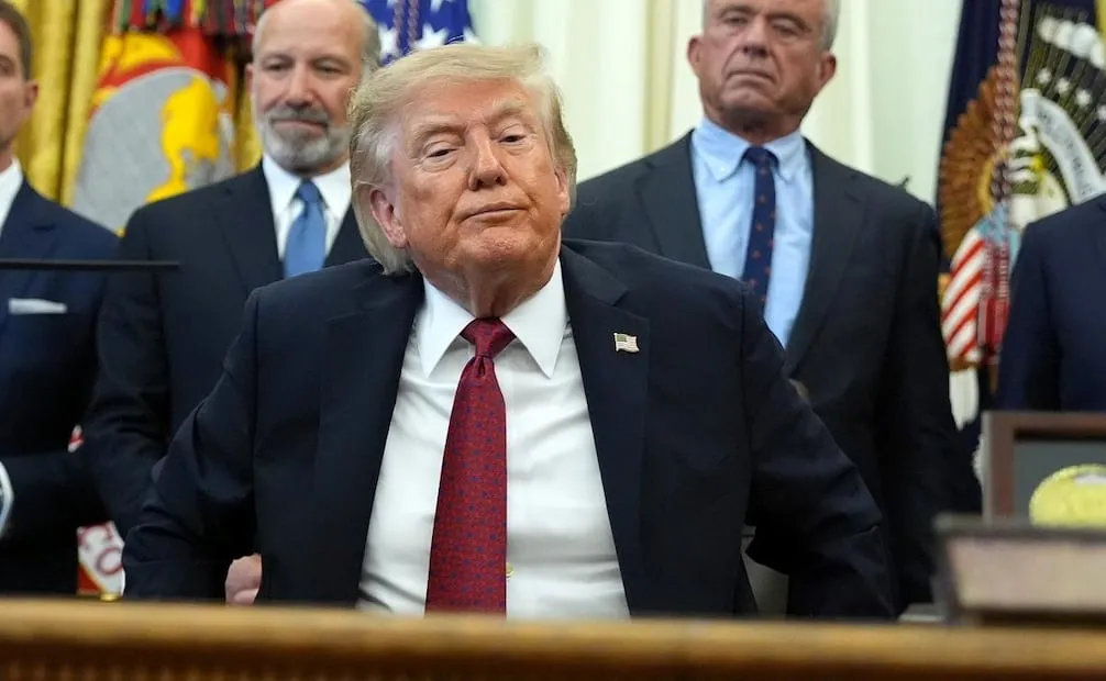 El presidente Donald Trump señaló que luego de colocar los barcos a unas 45 metros de la isla para que lo vean y levanten las manos. Foto: AP